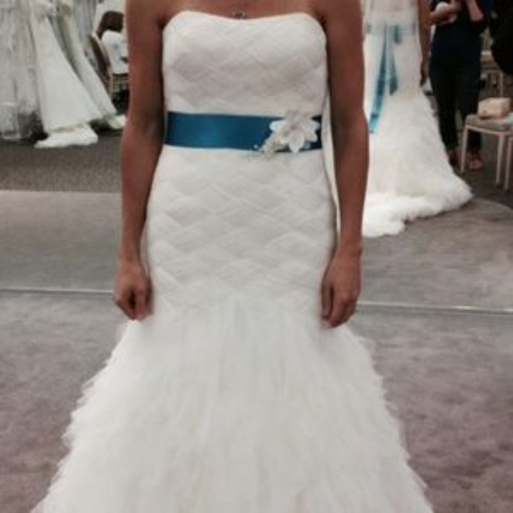 Signature Galina Wedding dress & Accessories - Picture 5 of 8
